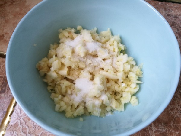 蒸鱼的时候倒料酒吗,蒸鱼什么时候放调料