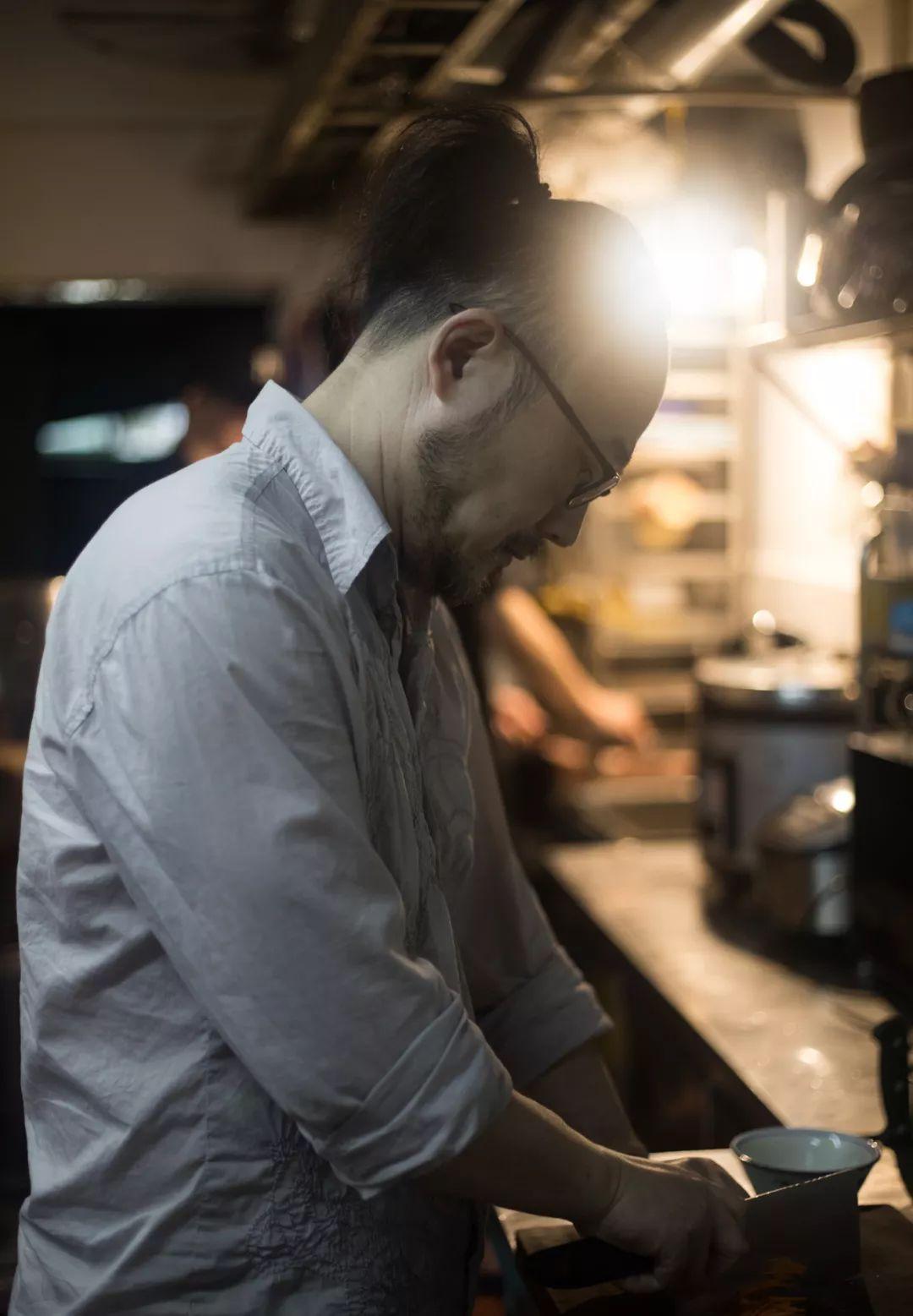 罗湖有家怪店，十个人来吃完饭后，老板居然多了一百个朋友