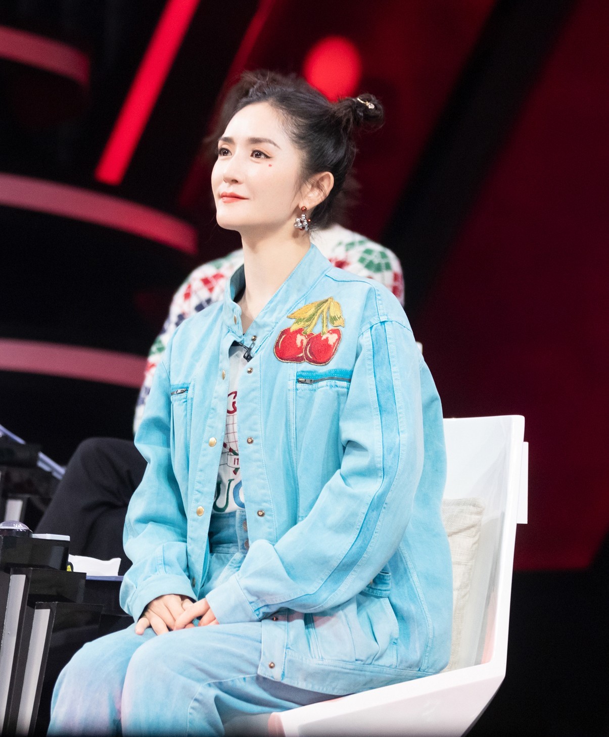 谢娜晒美照大背头造型酷帅十足,谢娜晒证件照扎着麻花辫尽显清纯