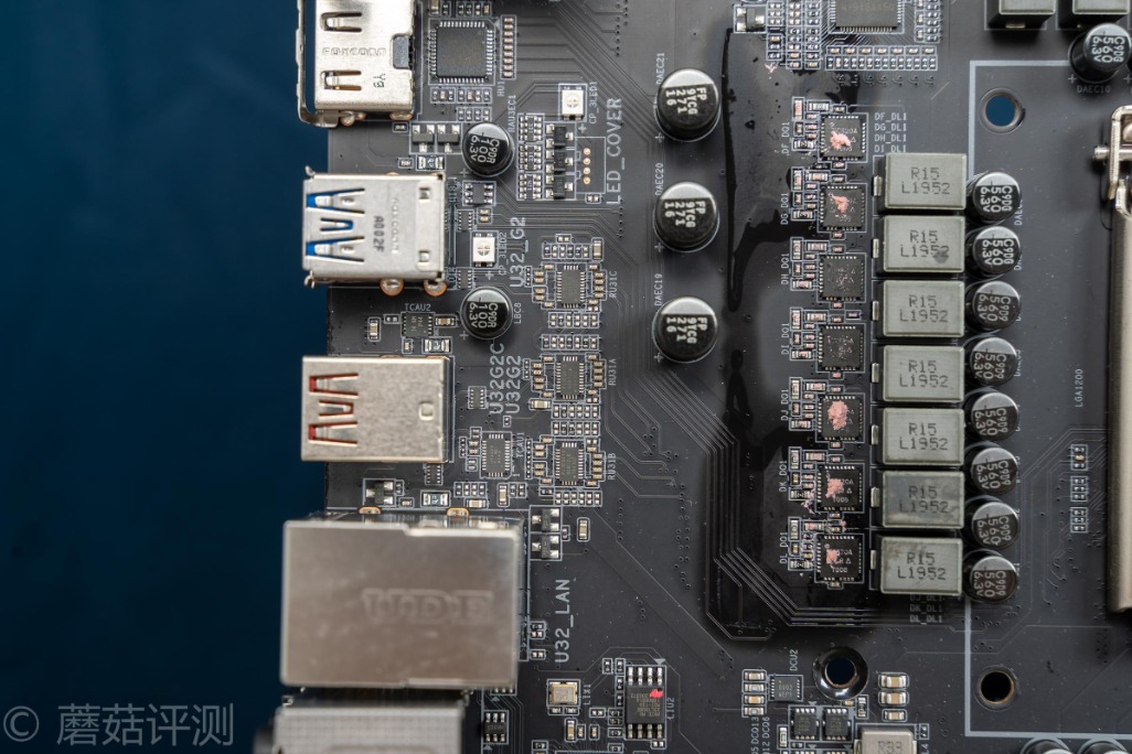 技嘉z490aorusproax主板多大,技嘉z490aorusproax是超级雕吗