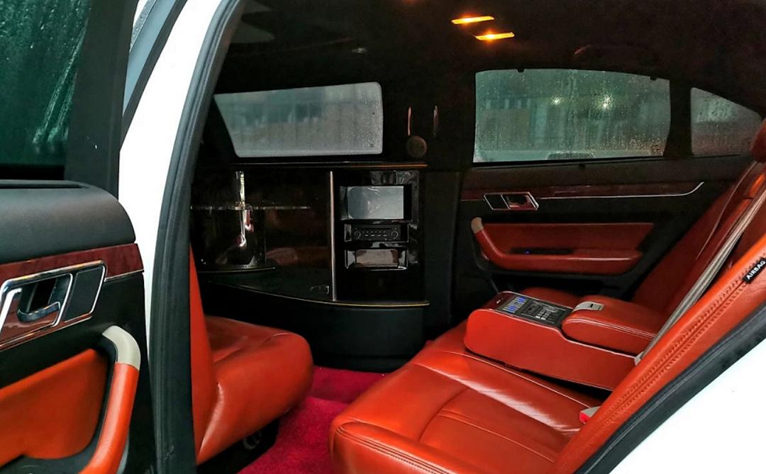 车标像宾利的车翅膀中间一串字母,车标带翅膀很像凯迪拉克