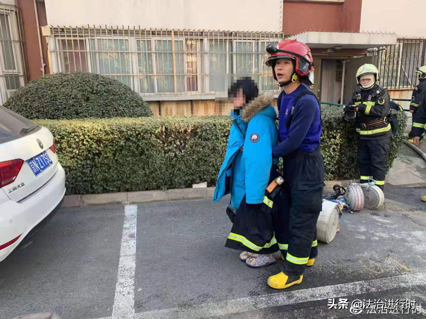 家里起火女孩被困消防紧急救援,北京大火消防员抢救