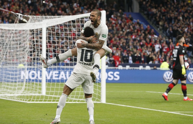 姆巴佩戴帽难救主球迷反应,姆巴佩踢晕球迷一脚威力有多大