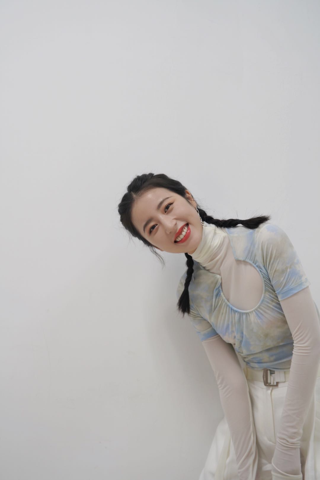 最近流行两个小辫子发型,周雨彤辫子发型叫什么发型