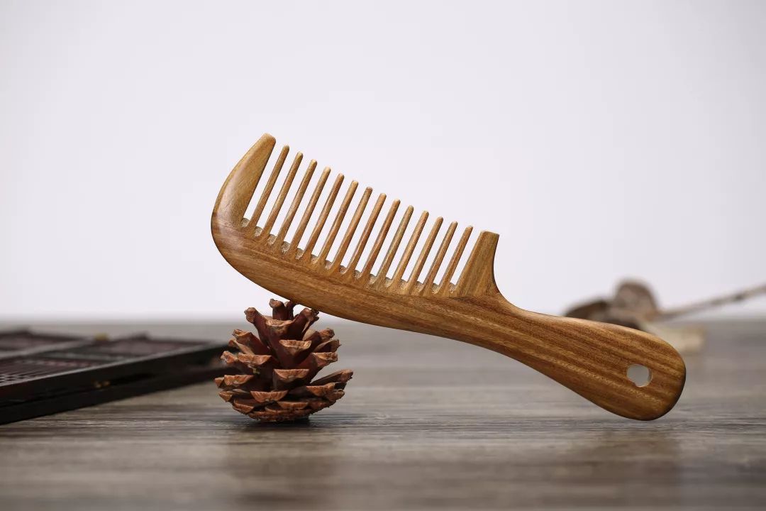 头发干枯发黄毛躁怎样改善,头发干枯暗沉无光泽怎么办