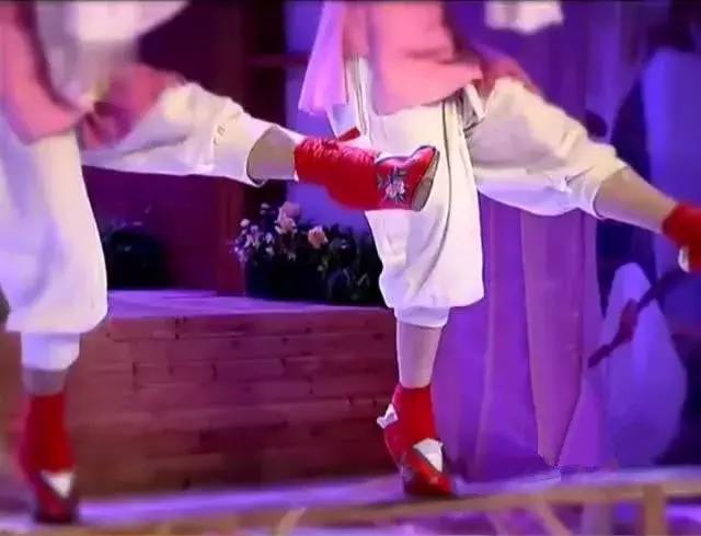 戏曲女演员穿高跟鞋过程,戏曲上穿的鞋子