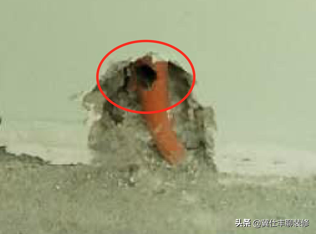 嵌入踢脚线把电线割断了,装踢脚线把墙打坏了怎么修复