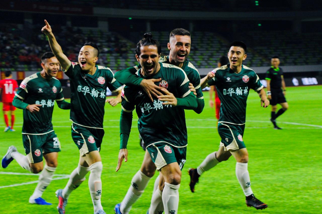 阿洛闪电进球，梅县铁汉取得梅州德比首胜，客场四连胜排第2