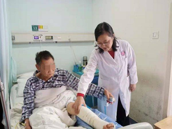 老人小腿破皮怎么治疗,老人长期卧床腿上破皮了怎么办