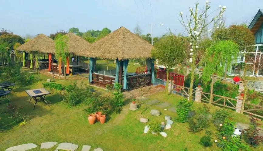 「觅趣小镇新都·原舍绿茵」湖畔泳池，畅玩斑竹园足球音乐小镇