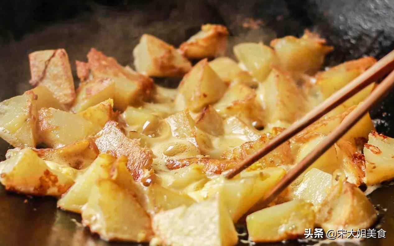 土豆切丝上锅蒸熟再炒怎样做,一个块状土豆如何切成土豆丝