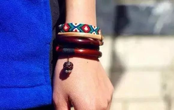 鸡血藤手镯是什么东西制作的,鸡血藤手镯用的是根部还是枝干