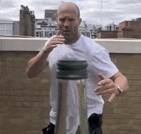 全世界都在挑战瓶盖，但请小心你的韧带