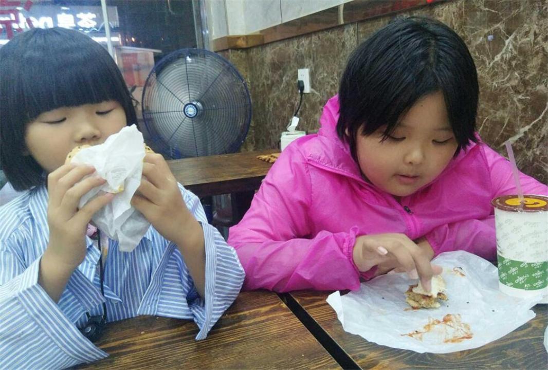 12岁长出喉结胡子正常吗,12岁的孩子长喉结长胡子