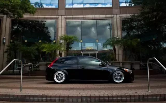 老款沃尔沃c30改装黑武士,走在大街上回头率百分百