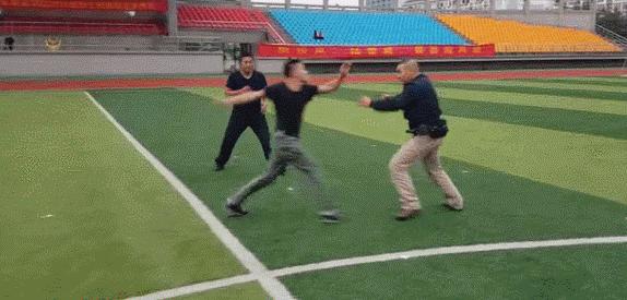 手铐打不开找警察帮忙,手铐打不开求助消防员