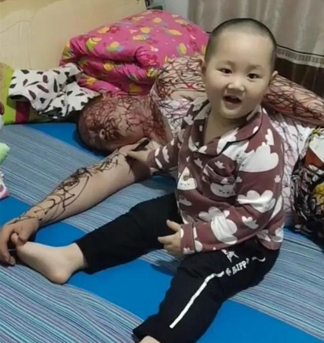 4岁萌娃舞台服装,萌娃在爸爸身上画画原著