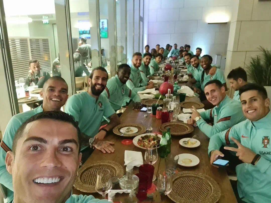 c罗笑容满面还一身潮流打扮,c罗被保护离场