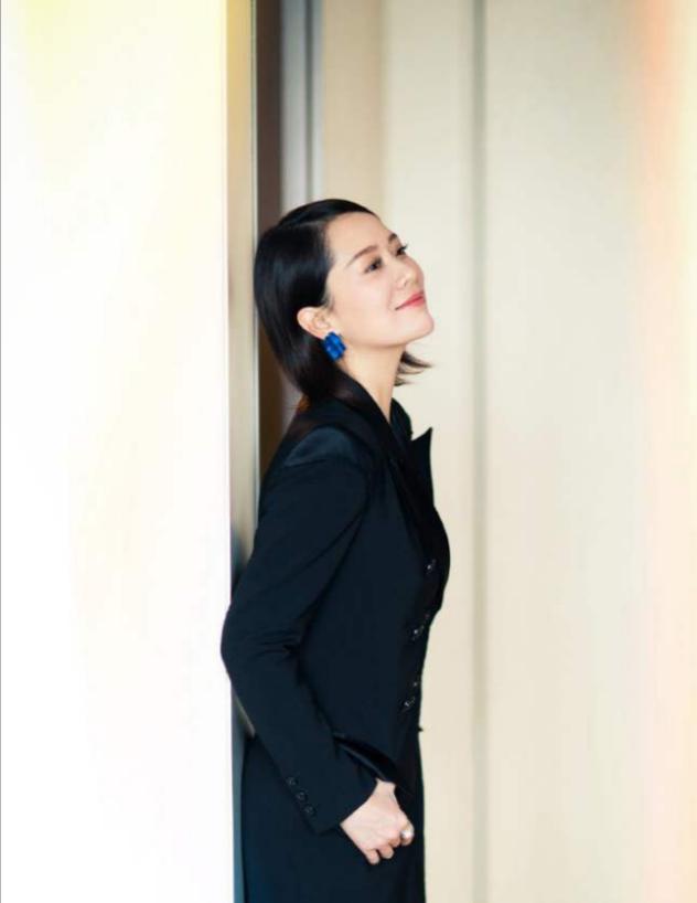 五十岁女人满头白发适合什么发型,30岁白发多不想染适合什么发型