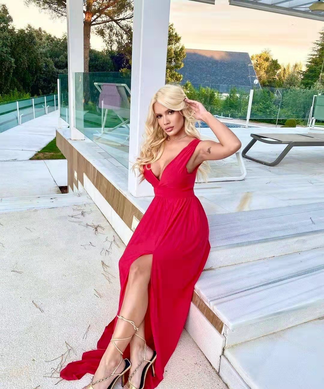 超敢说!皇马中卫性感女友直播吐真言,称不是球员们的战利品