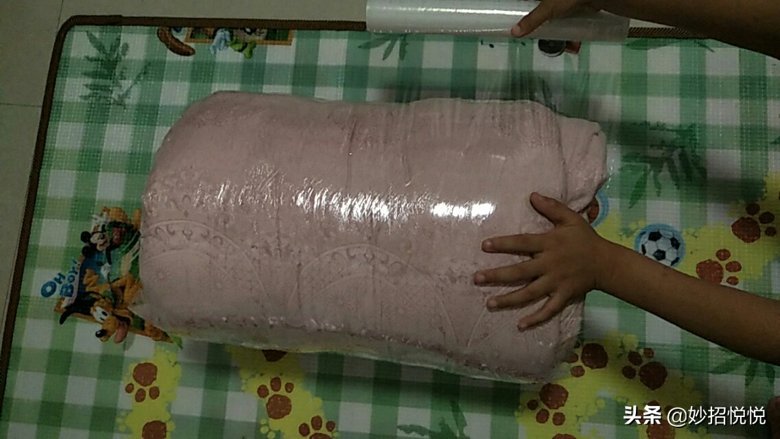 被子冬天简单方便收纳,最省空间的棉被收纳