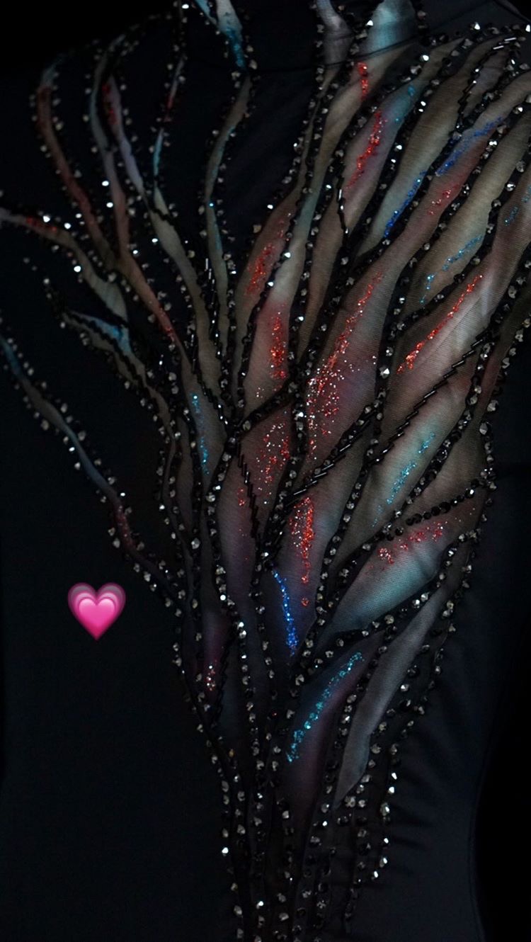 羽生结弦通版限定,羽生结弦本次比赛衣服设计细节