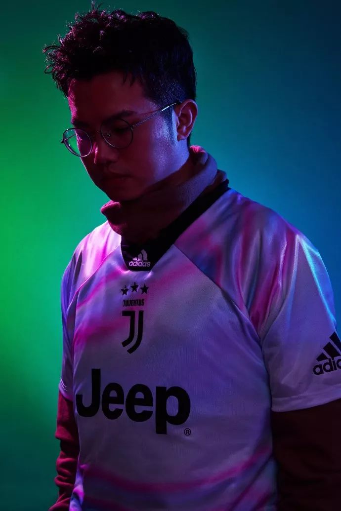 传统体育与电子竞技的跨界共鸣阿迪达斯xEASports联名球衣发售