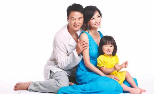 张庭夫妇捐款2000万抗疫！曾因纳税21亿上热搜，微商真这么赚钱？