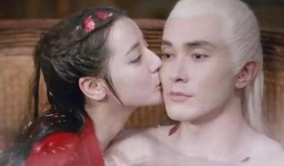 尺度惊人？现在的剧，为什么第一集，就要男女澡池子里“共浴”？