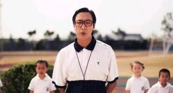 为什么周星驰不喜欢戴眼镜的人,周星驰为什么讨厌戴眼镜的