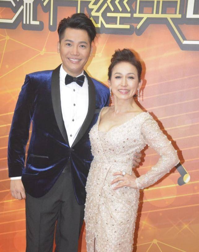 TVB小生同性感妈妈首次同台演出直言最大压力是抱起她