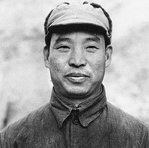 1955年授衔时,主席给七位元帅授衔,这个人给两位元帅授衔