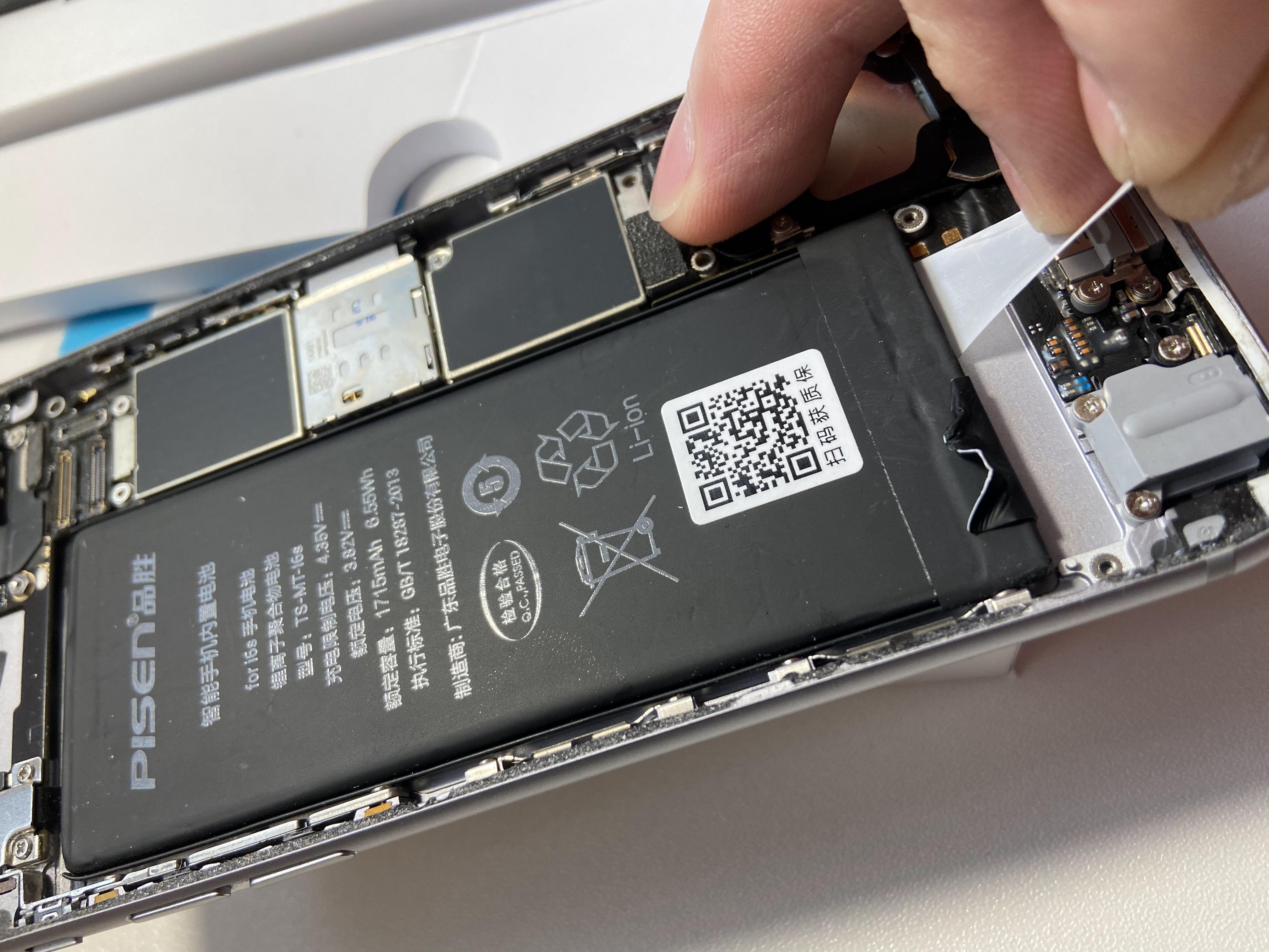 给四年前的iPhone6s换上这款电池，竟然满血复活，恢复如初