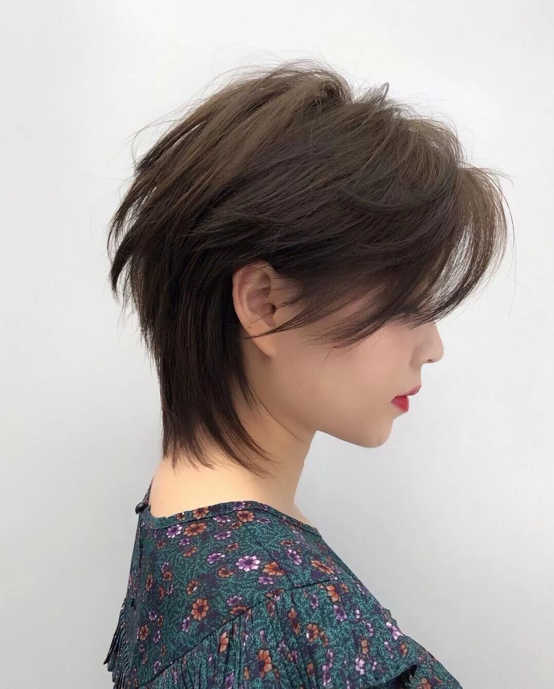 燕尾个性有型的短发,女士短发燕尾造型色彩搭配