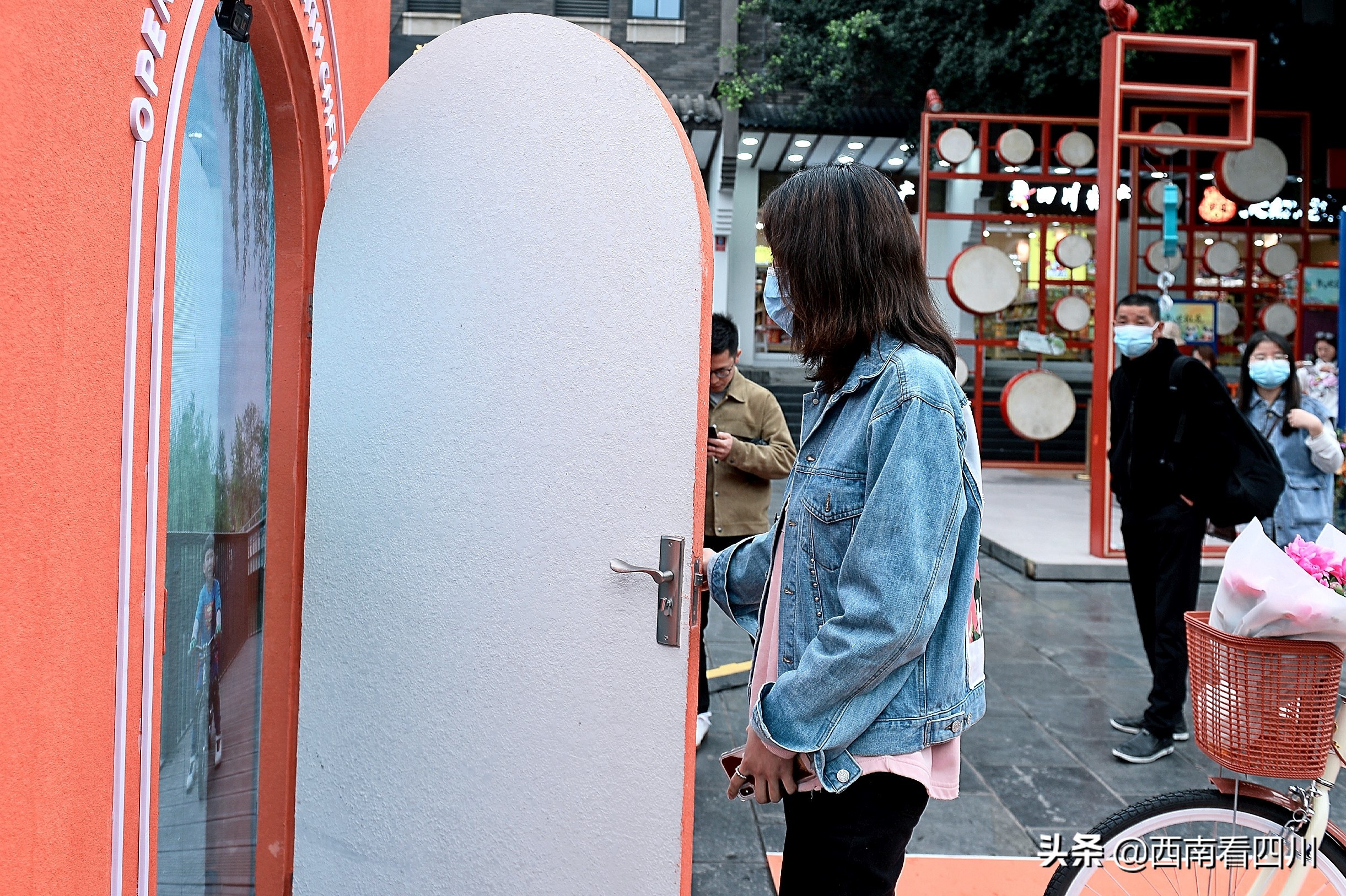 街头惊现任意门,成都街头惊现另类路人