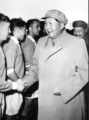 1964年,国足惨败,贺龙一气之下解散国足