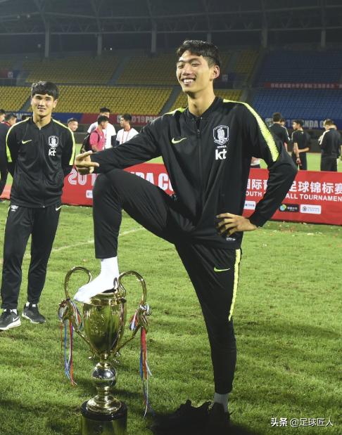 外媒评韩国选手怒砸球拍被观众骂,韩国国青脚踩奖杯