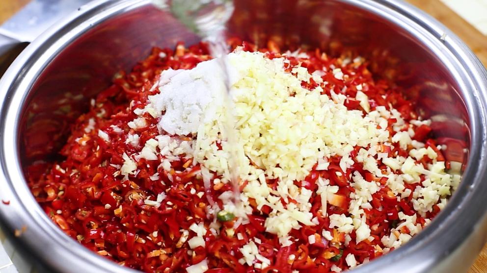 广东大厨后厨用的剁辣椒的做法,怎样做剁辣椒不要那么酸