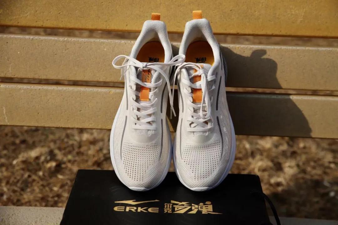 鸿星尔克和安踏比谁的好,鸿星尔克对比安踏哪种好