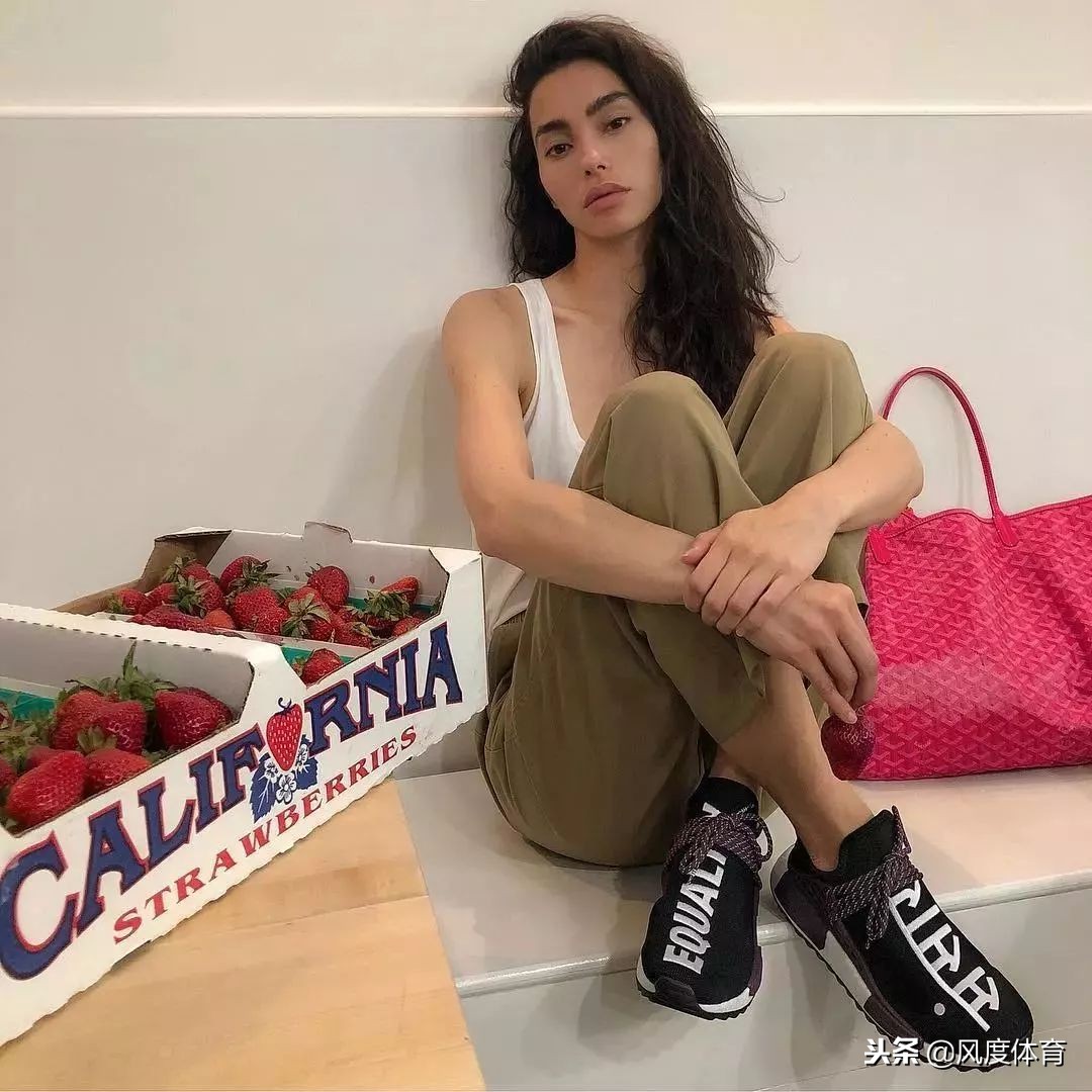 *窥偷**女神AdrianneHo的ins照片,我仿佛打开了新世界的大门……