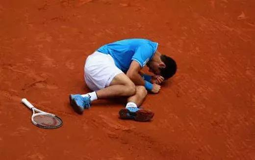 网球球员摔倒,网球拍摔地上反弹接住