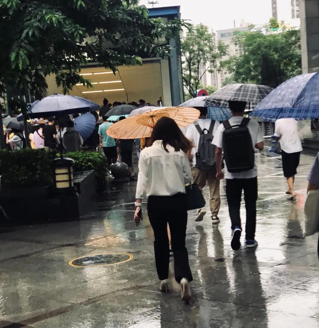 成都天府三街打工视频,天府三街上班的人怎么那么多呢