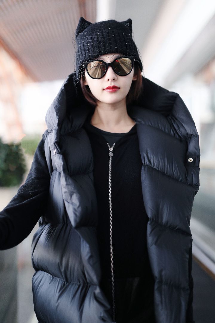 张嘉倪穿搭回归现实,张嘉倪现身机场走路带风御姐全开