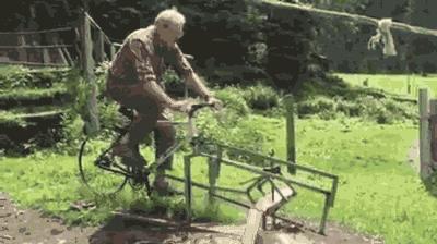 终于下班了搞笑gif图片,搞笑gif上班的时候打瞌睡尴尬了吧