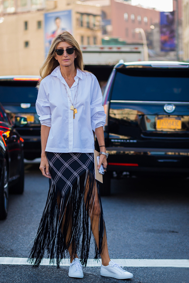 早春针织衫要这样穿真的很美,最近流行一种薄春衫衬肤白显年轻