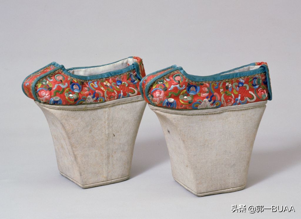 “凌波小袜”、“金莲凤头”:《闲情偶寄》中的女子鞋袜之美