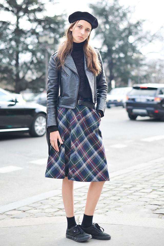 藏蓝色大衣戴什么颜色的帽子好看,西瓜红大衣配西瓜红帽子好不好看