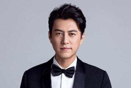 他曾是“职场男神”，娶“北电才女”李佳，今一家四口其乐融融