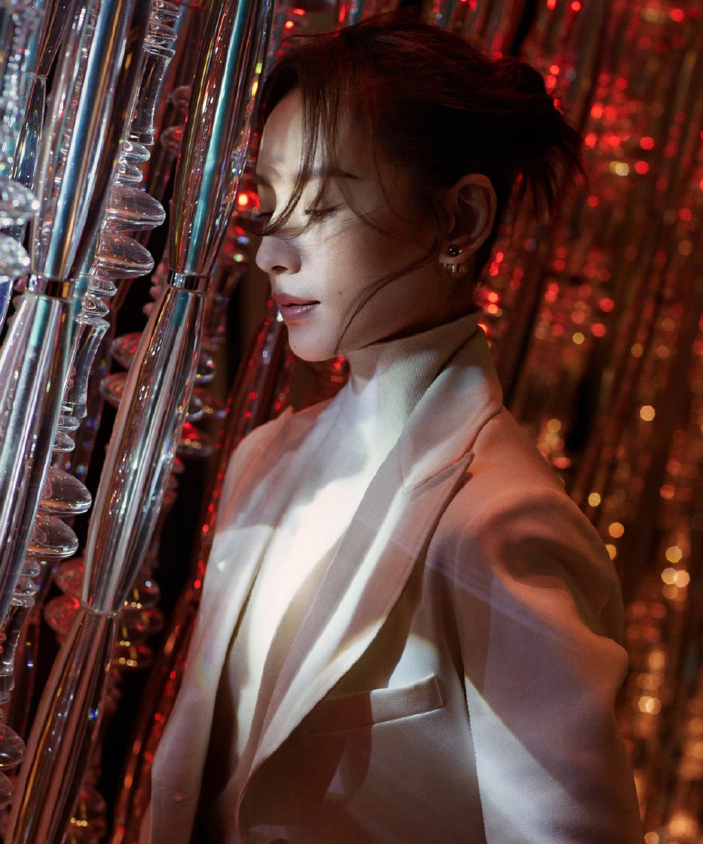 37岁董洁侧颜美如画,董洁穿黑色长裙出席活动