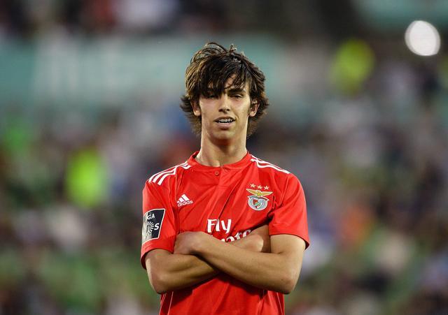 足球运动中哪个位置最重要,足球场上技战术要求最高的位置